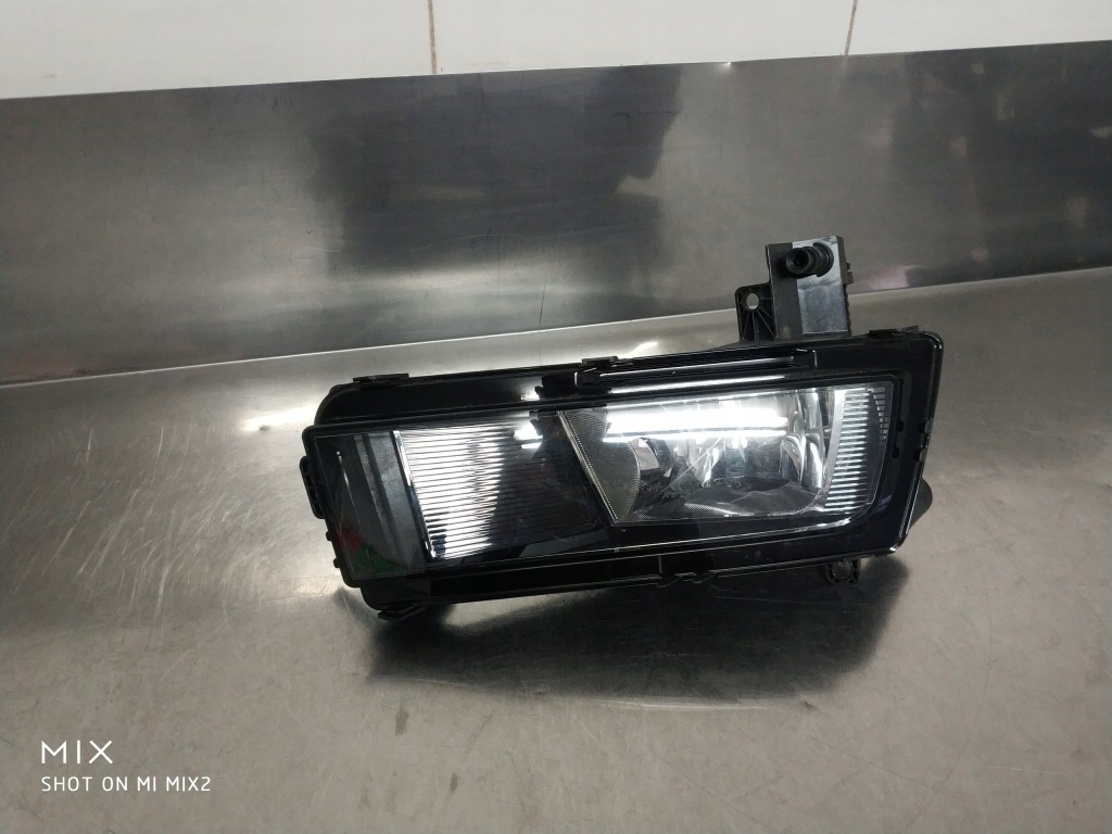 VW TOURAN II halogen prawy 5TA941662A. K-ce