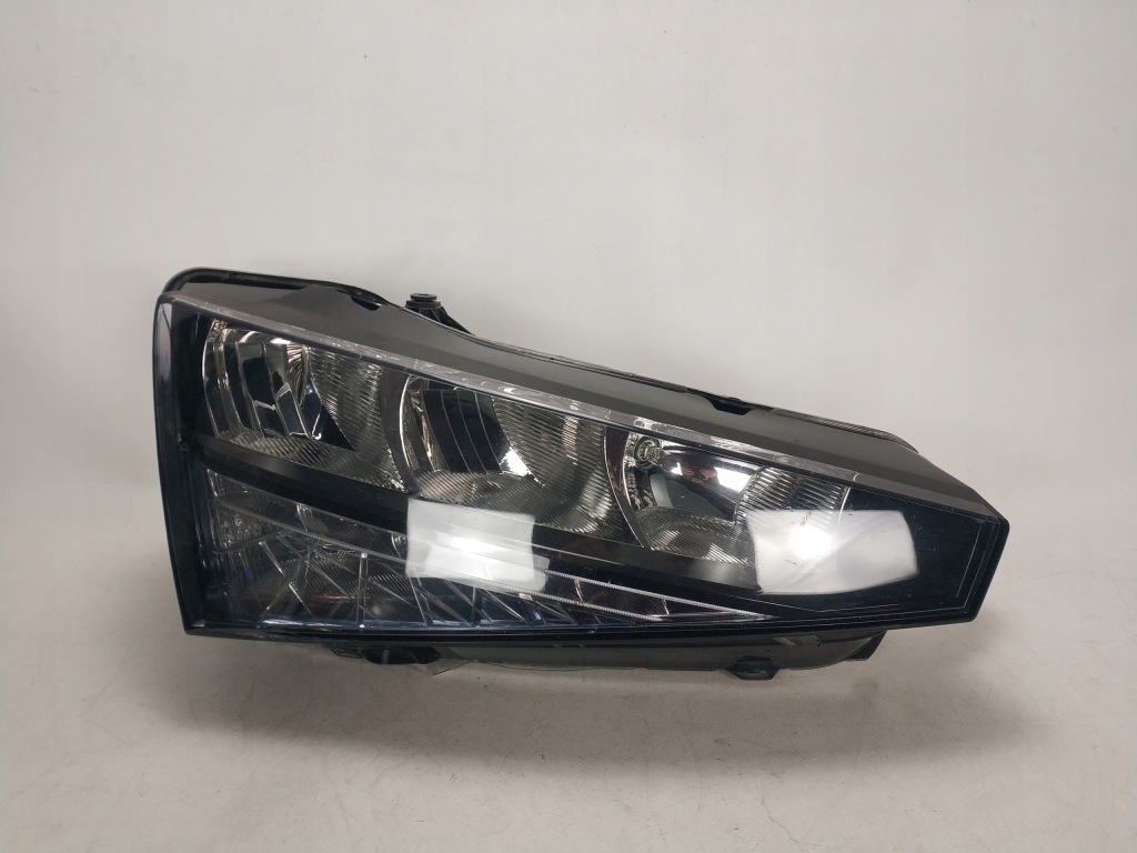 SKODA SCALA 657 lampa LED przód przednia prawa 657941016