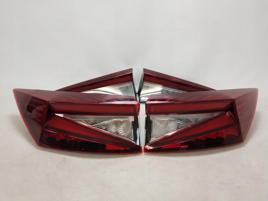 SKODA ENYAQ iV lampy LED tył tylne KOMPLET.